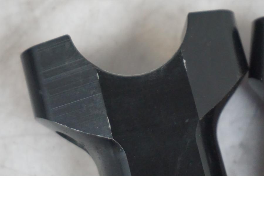 Snett nerifrån på Styrfäste från en Triumph Tiger -2009 motorcykel.