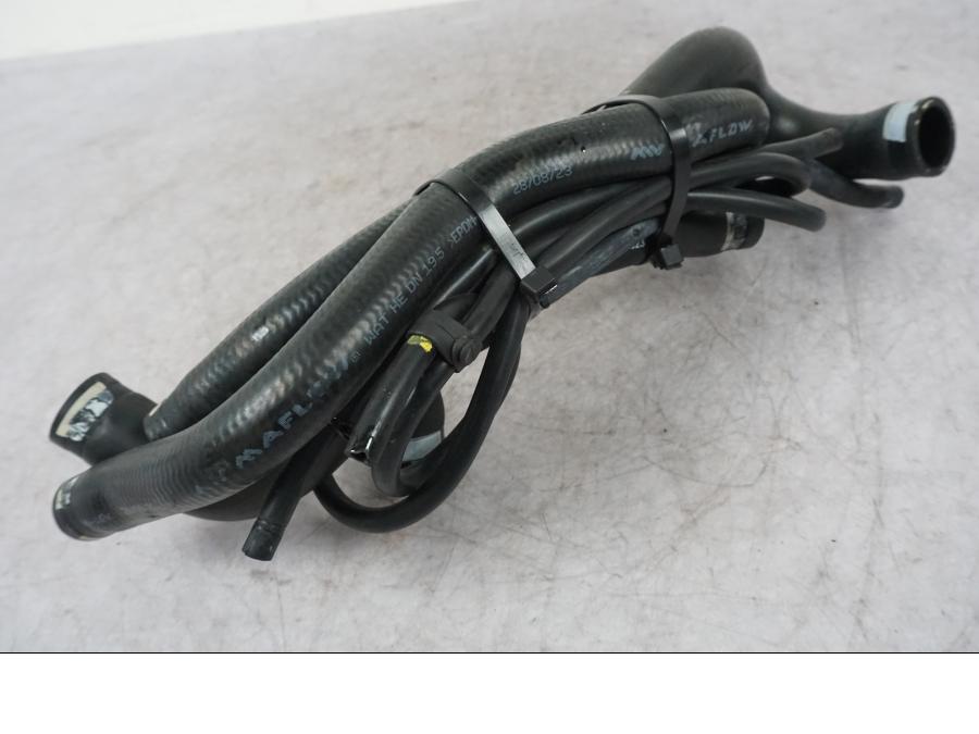 Snett uppifrån på Vattenkyl Slang Set från en Ducati Multistrada V4 -2024 motorcykel.