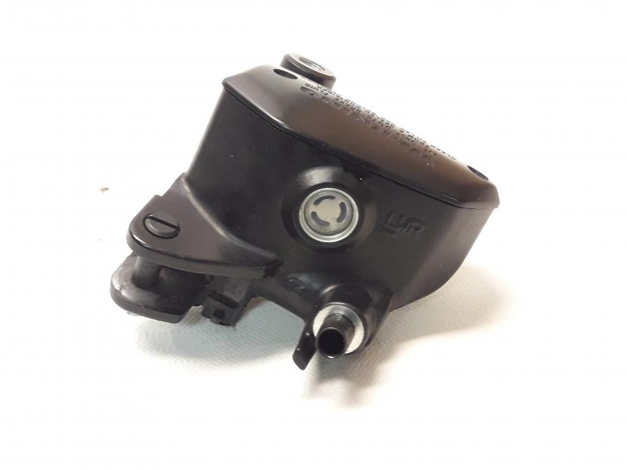 Framsidan på Bromshuvudcylinder från en Kawasaki Z 800 -2015 motorcykel.