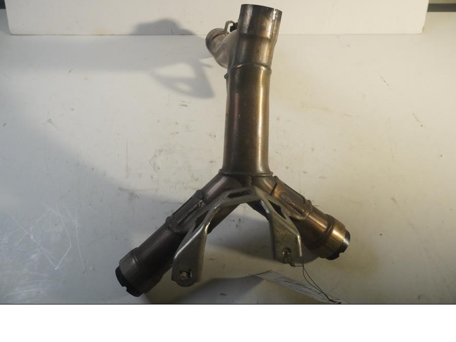 Vänster sida på Grenrör från en Ducati Monster 696 -2008 motorcykel.