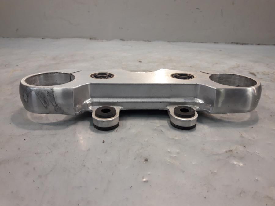 Framsidan på Gaffelkrona från en Suzuki VZ 800 -1999 motorcykel.