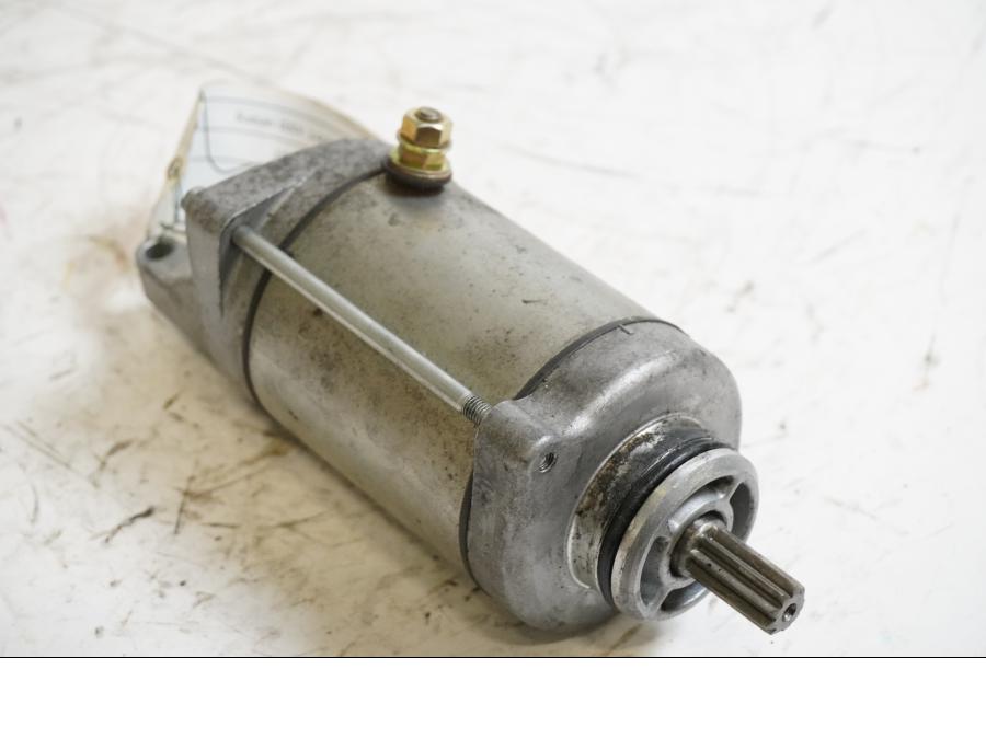 Framsidan på Startmotor från en Suzuki GSX 1400 -2003 motorcykel.