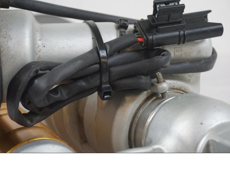 Snett nerifrån på Stötdämpare ESA från en BMW R 1250 GS -2021 motorcykel.