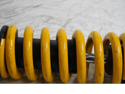 Snett uppifrån på Stötdämpare från en Yamaha YZF-R 125 -2010 motorcykel.