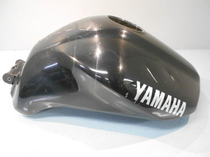 Framsidan på Bensintank från en Yamaha FZS 1000 -2002 motorcykel.