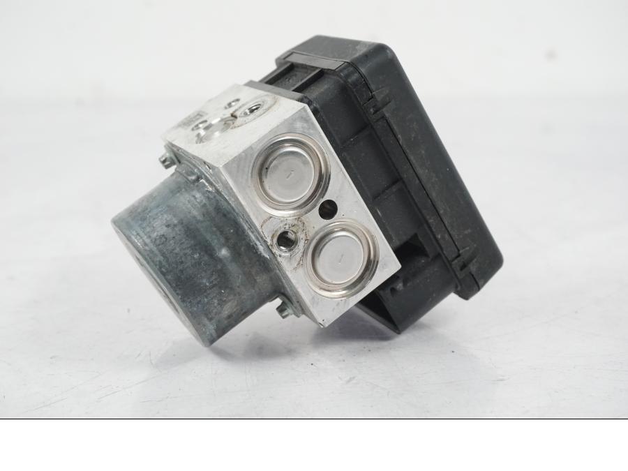 Vänster sida på ABS Modulator från en MV Agusta Dragster -2014 motorcykel.