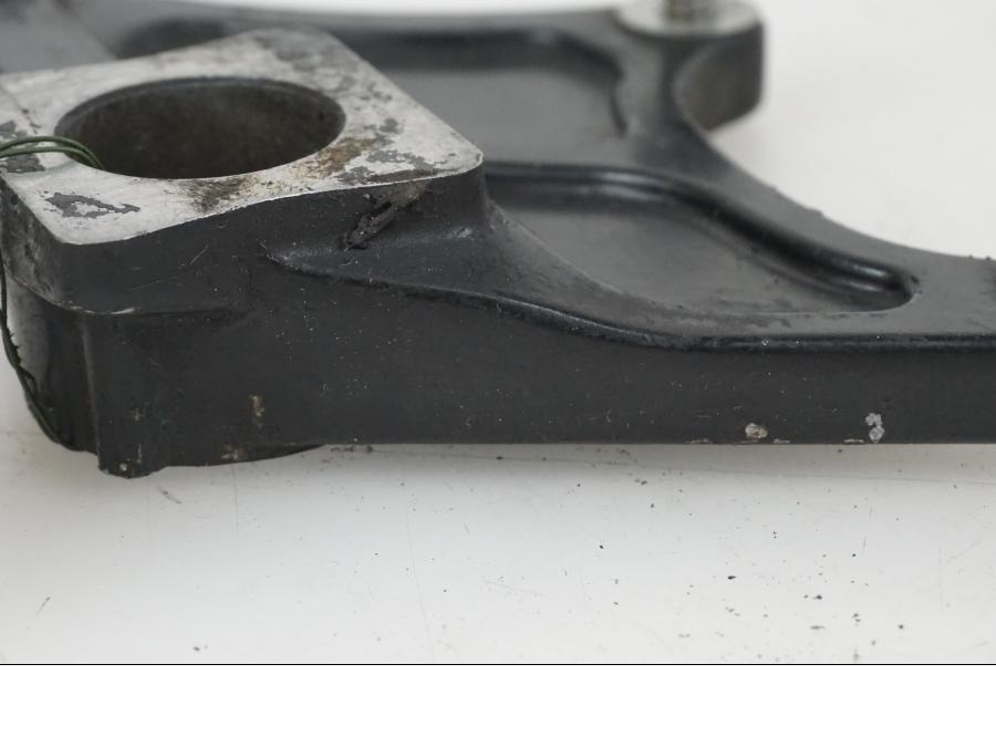 Snett nerifrån på Bromsoksfäste från en Suzuki GSX-R 1000 -2003 motorcykel.