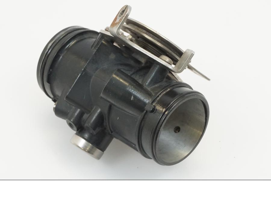 Höger sida på Spjällhus från en BMW R 1150 R -2002 motorcykel.