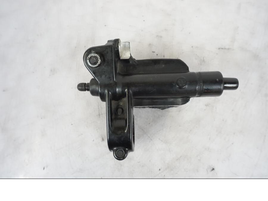 Snett nerifrån på Bromshuvudcylinder från en Yamaha YZF-R 125 -2008 motorcykel.