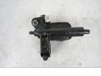 Snett nerifrån på Bromshuvudcylinder från en Yamaha YZF-R 125 -2008 motorcykel.