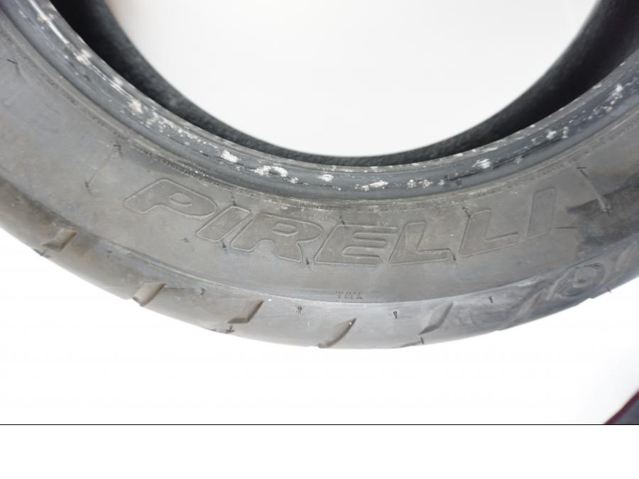 Höger sida på <p>Begagnad däck av märket Pirelli och modell Night Dragon GT.</p>

<p>Dimension 180/65-16. </p>

<p>Mönsterdjup ca.80%</p>

<p>Tillv. 02/2023.</p> moped.