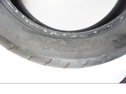 Höger sida på <p>Begagnad däck av märket Pirelli och modell Night Dragon GT.</p>

<p>Dimension 180/65-16. </p>

<p>Mönsterdjup ca.80%</p>

<p>Tillv. 02/2023.</p> moped.