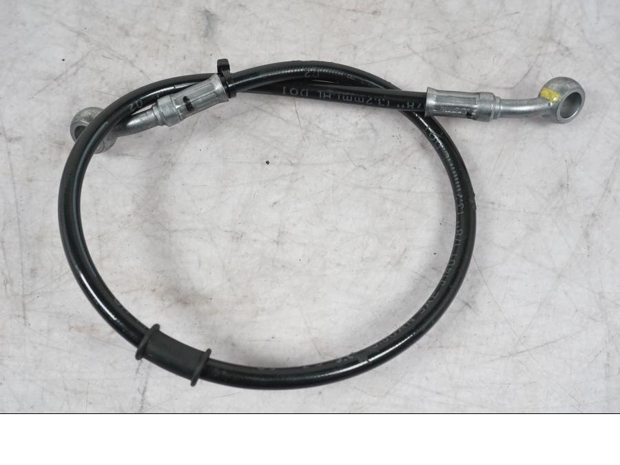 Snett uppifrån på Bromsledning från en Ducati Multistrada V4 -2024 motorcykel.