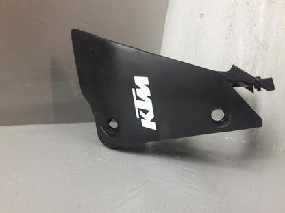 Höger sida på Vattenkylgaller från en KTM 125 Duke -2017 motorcykel.