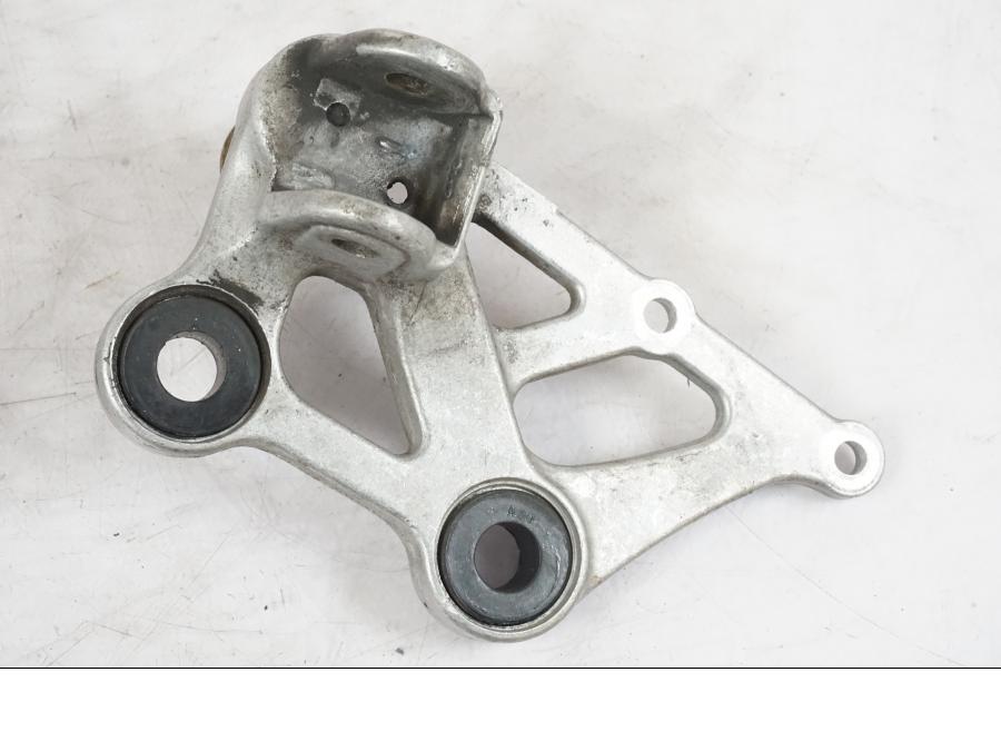 Framsidan på Fotpinnefäste från en Honda CBR 1000 F -1999 motorcykel.