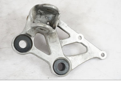 Framsidan på Fotpinnefäste från en Honda CBR 1000 F -1999 motorcykel.