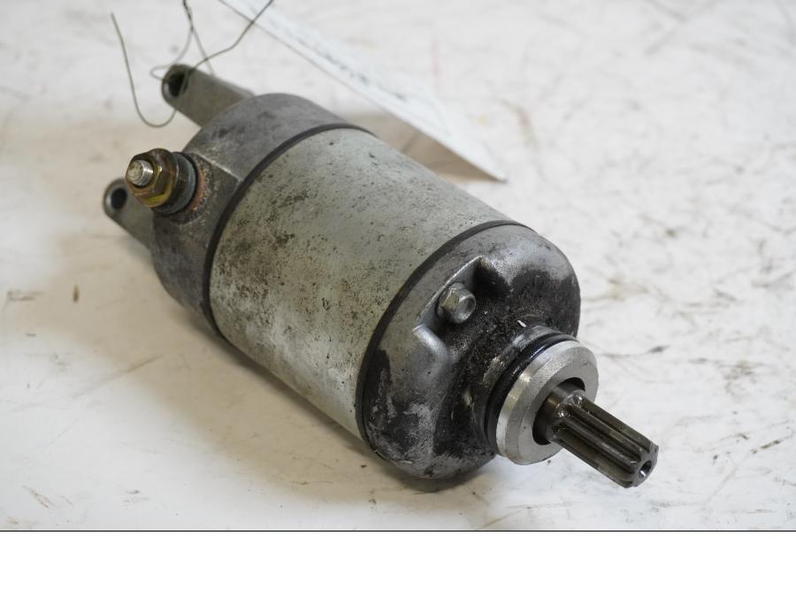 Framsidan på Startmotor från en Yamaha YZF R6 -1999 motorcykel.