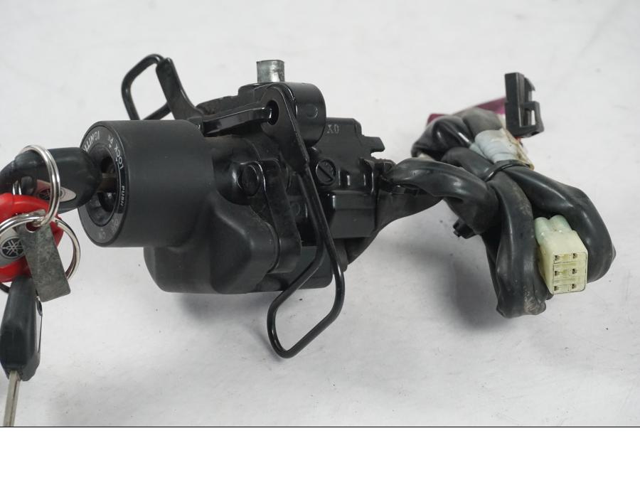 Extrabild6 på <p>Låssats från Yamaha XT 1200 Z ABS 2011.</p>

<p>Cdi, tändningslås, antenn, tanklock, sadellås, toppboxlås och 3st nycklar. Finns en skada på sadellåsmekanismens skyddsgummi se bild.</p> motorcykel.