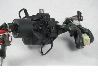 Extrabild6 på <p>Låssats från Yamaha XT 1200 Z ABS 2011.</p>

<p>Cdi, tändningslås, antenn, tanklock, sadellås, toppboxlås och 3st nycklar. Finns en skada på sadellåsmekanismens skyddsgummi se bild.</p> motorcykel.