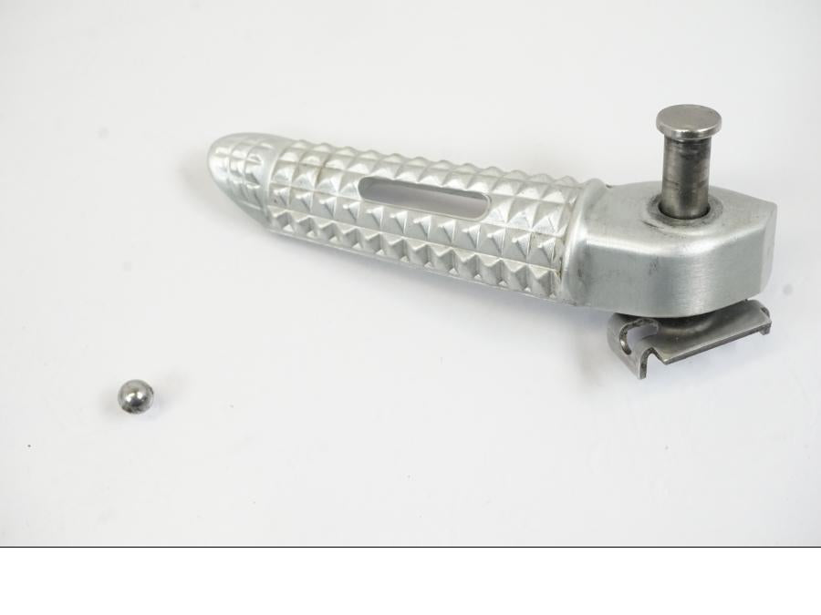 Framsidan på Fotpinne från en Triumph Trident -2021 motorcykel.