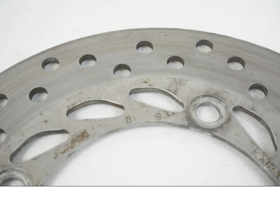 Baksidan på Bromsskiva från en Honda CBR 125 R -2006 motorcykel.