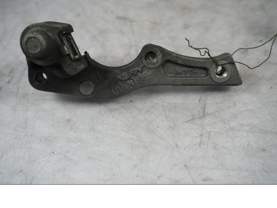 Framsidan på Bromsoksfäste från en Honda XL 650 V -2007 motorcykel.