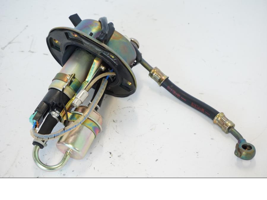 Snett nerifrån på Bensinpump insprut från en Honda CBR 900 RR -2001 motorcykel.