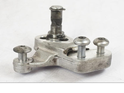 Baksidan på Växelpedalfäste från en Suzuki GSX-R 750 -2006 motorcykel.