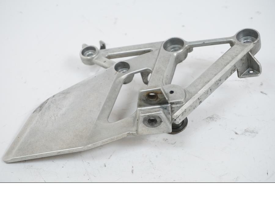 Baksidan på Fotpinnefäste från en Honda CBR 600 -1998 motorcykel.