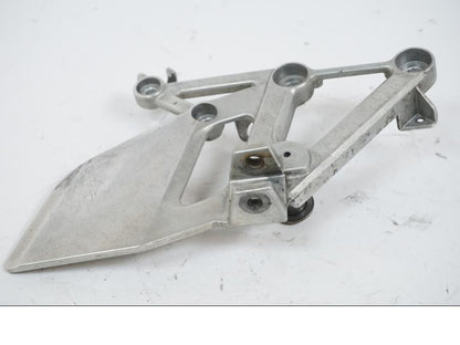 Baksidan på Fotpinnefäste från en Honda CBR 600 -1998 motorcykel.