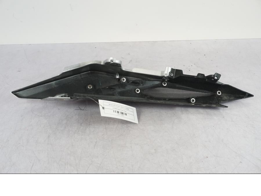 Snett uppifrån på Bakvinge från en Yamaha MT-09 SP -2018 motorcykel.