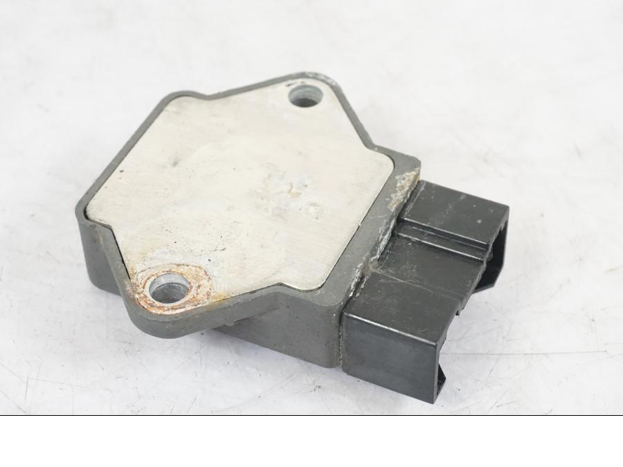 Höger sida på Likriktare från en Honda CBR 1000 F -1999 motorcykel.