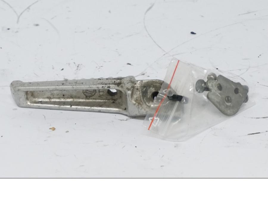 Vänster sida på Fotpinne från en Honda CBR 900 RR -2002 motorcykel.