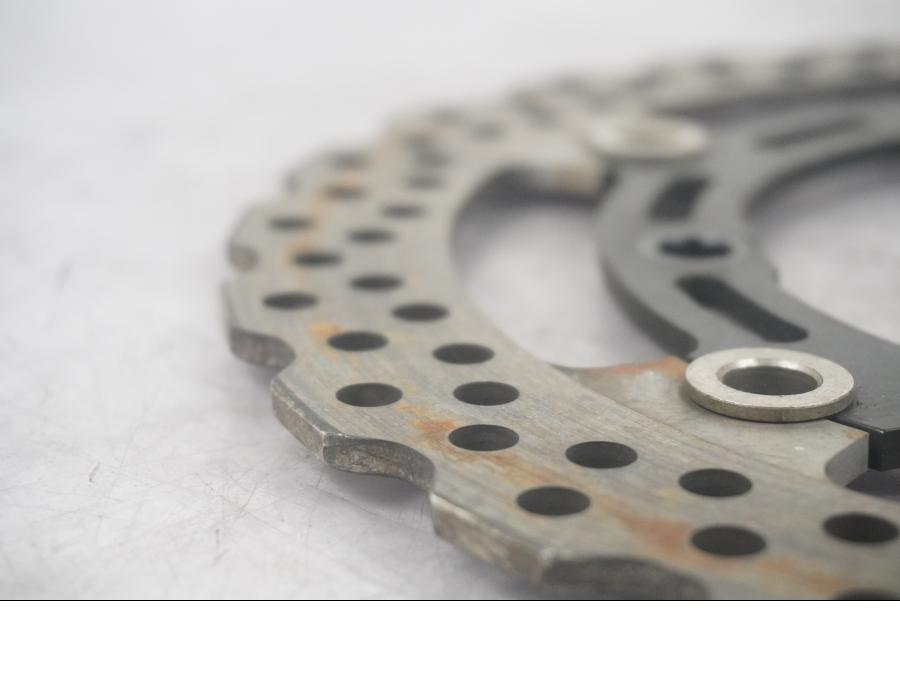 Höger sida på Bromsskiva från en Kawasaki Z 900 -2017 motorcykel.