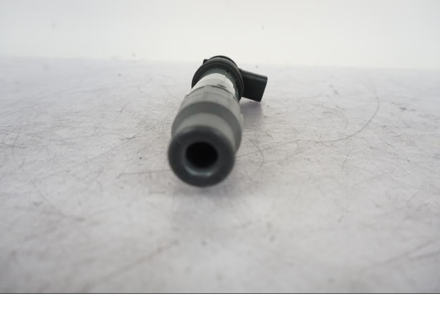 Vänster sida på Tändspole från en KTM 1290 Super Duke R -2023 motorcykel.