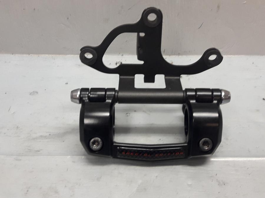 Framsidan på Styrfäste från en Kawasaki Z 1000 -2013 motorcykel.