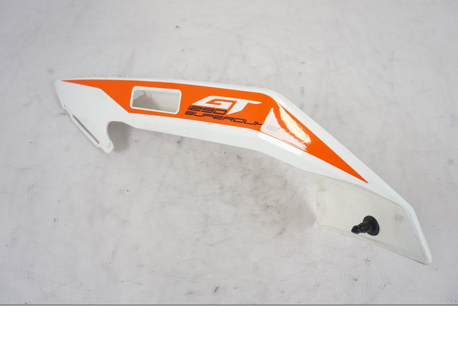 Framsidan på Bakvinge från en KTM 1290 Super Duke -2019 motorcykel.