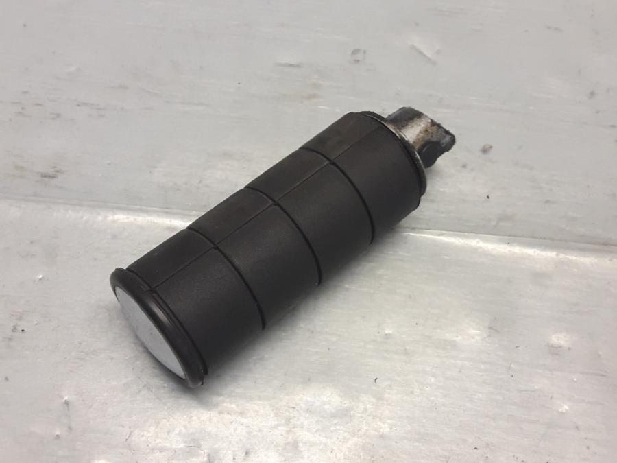 Framsidan på Fotpinne från en Suzuki VL 800 -2009 motorcykel.