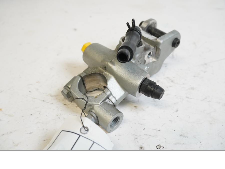 Framsidan på Bromshuvudcylinder från en KTM 990 Super Duke R -2010 motorcykel.