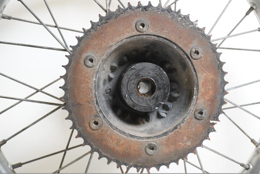 Baksidan på Fälg från en Honda XL 125 R -1998 motorcykel.