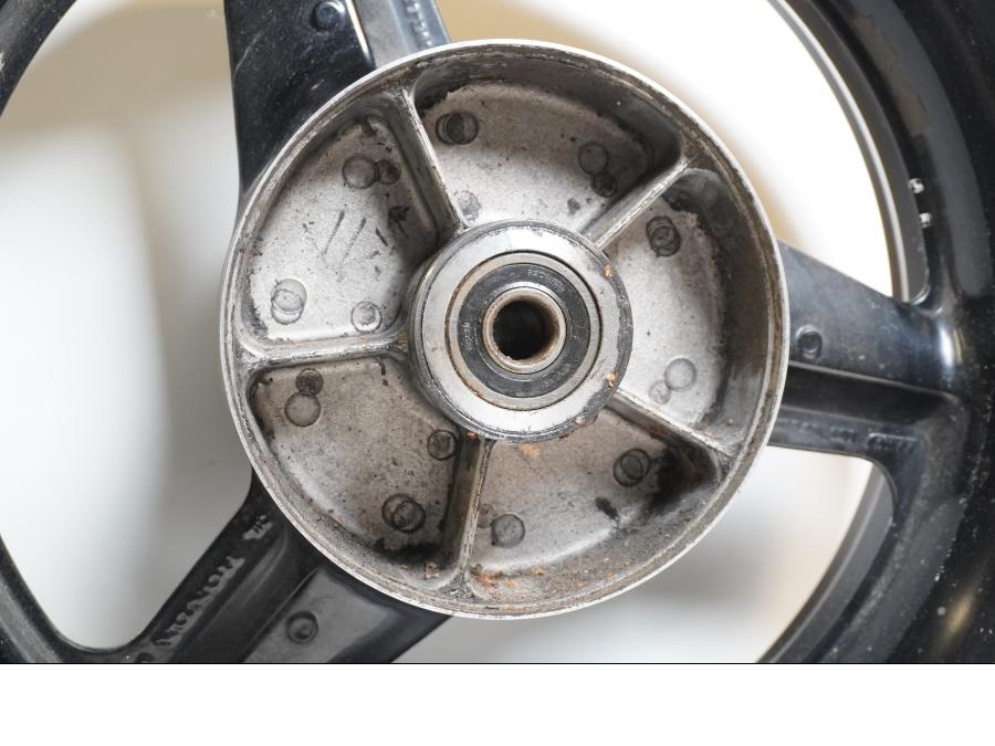 Extrabild2 på Fälg från en Honda CBR 1000 F -1993 motorcykel.