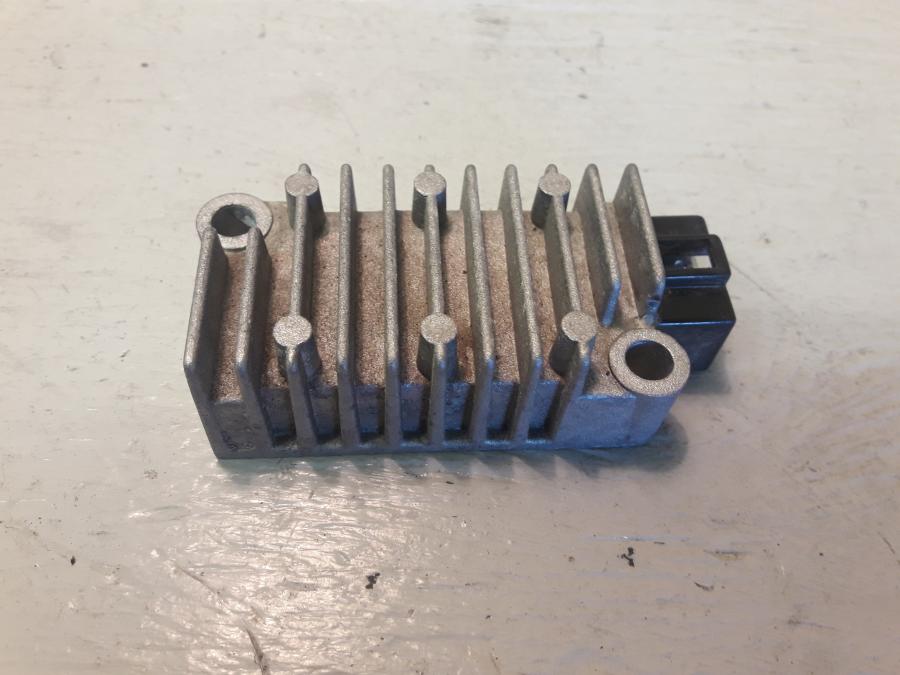 Framsidan på Likriktare från en Yamaha WR 125 -2010 motorcykel.