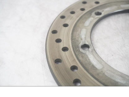 Baksidan på Bromsskiva från en Yamaha YZF 1000 R1 -2003 motorcykel.