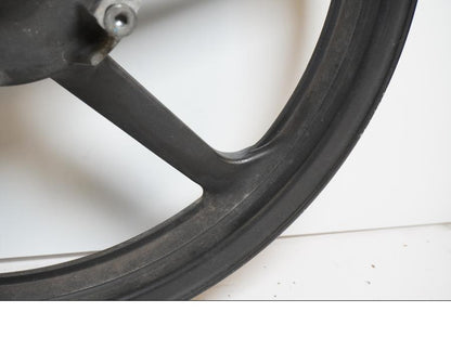 Vänster sida på Fälg från en Honda CBR 125 R -2004 motorcykel.