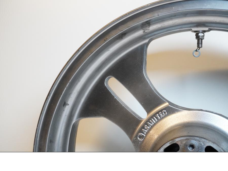 Snett uppifrån på Fälg från en Kawasaki VN 1600 Mean Streak -2004 motorcykel.