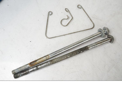 Snett uppifrån på Skruv / Mutter etc från en Triumph Tiger Explorer -2013 motorcykel.