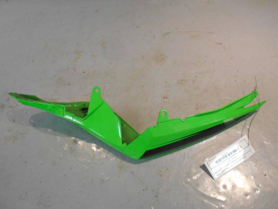 Baksidan på Bakvinge från en Kawasaki Ninja 300 -2013 motorcykel.