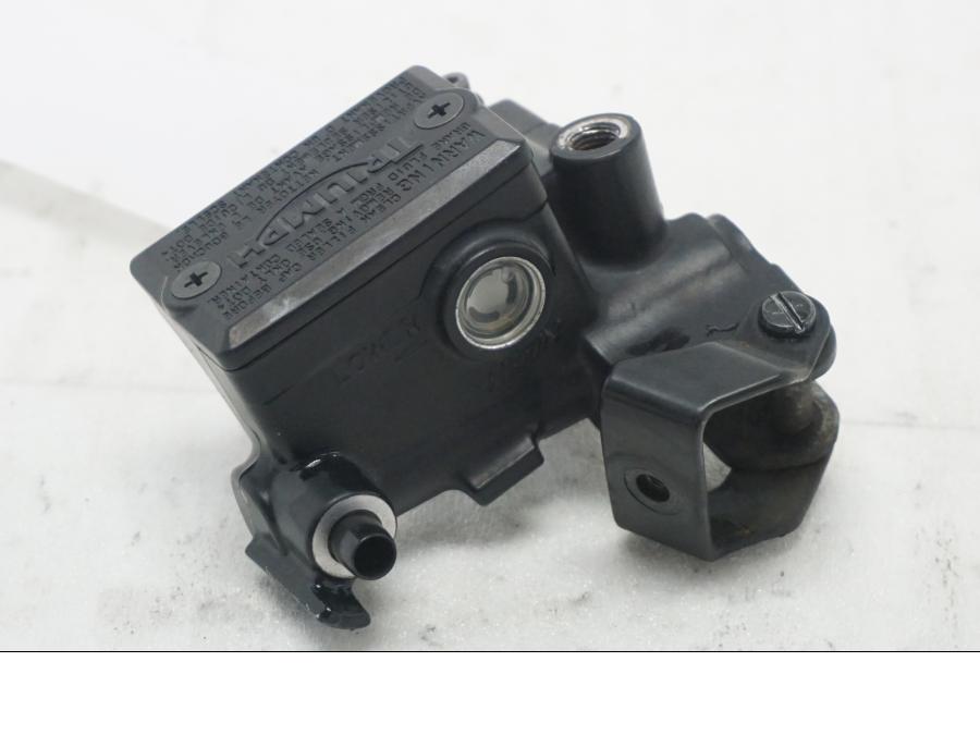 Framsidan på Kopplingshuvudcylinder från en Triumph Tiger Explorer -2012 motorcykel.