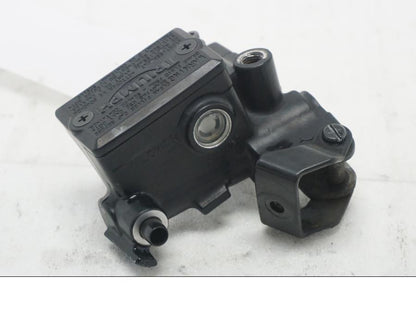 Framsidan på Kopplingshuvudcylinder från en Triumph Tiger Explorer -2012 motorcykel.