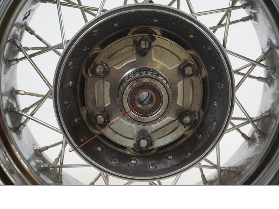 Baksidan på Fälg från en Yamaha XVS 1100 -2003 motorcykel.